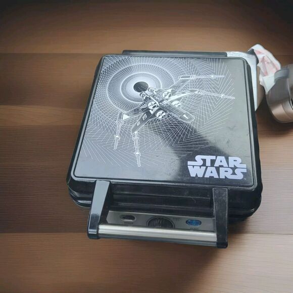 Star Wars Waffle Maker Black & Grey LSW-281 120V-60Hz 1200W - Picture 4 of 6